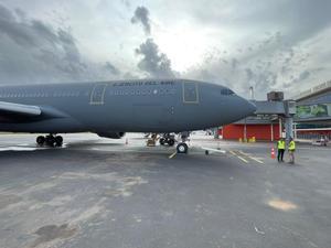 Los evacuados de Níger por el Ejército del Aire, durante el vuelo a España.