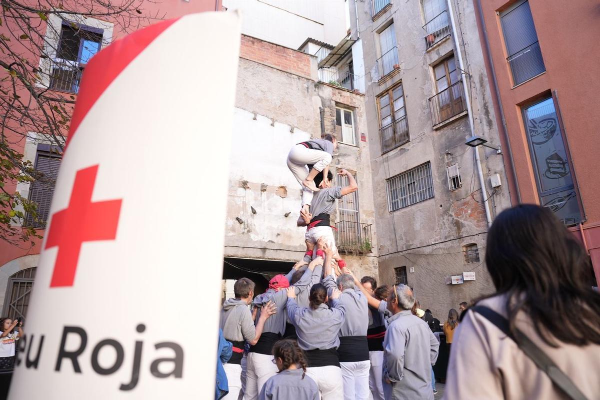 La colla castellera Tirallongues, a la foto aixecant un pilar, va col·laborar amb l'acte de Creu Roja al Bages