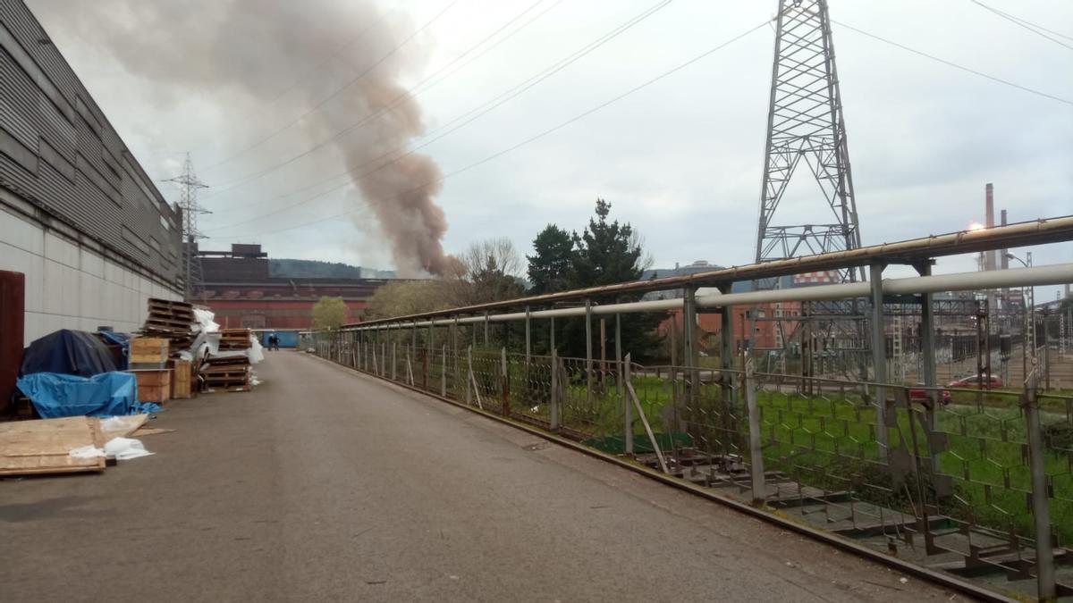 Un incendio en la factoría gijonesa de Arcelor obliga a evacuar a 60 personas.