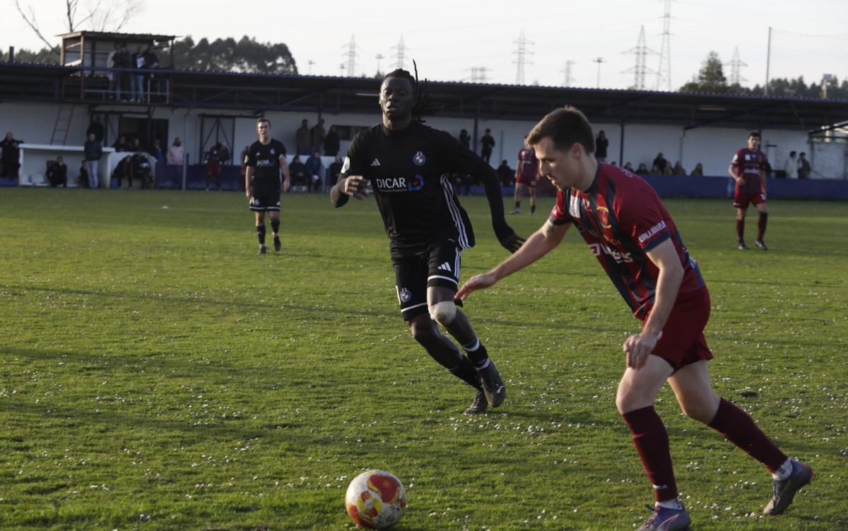 Un momento del partido que empataron Navarro y Llanera en Tabiella. |