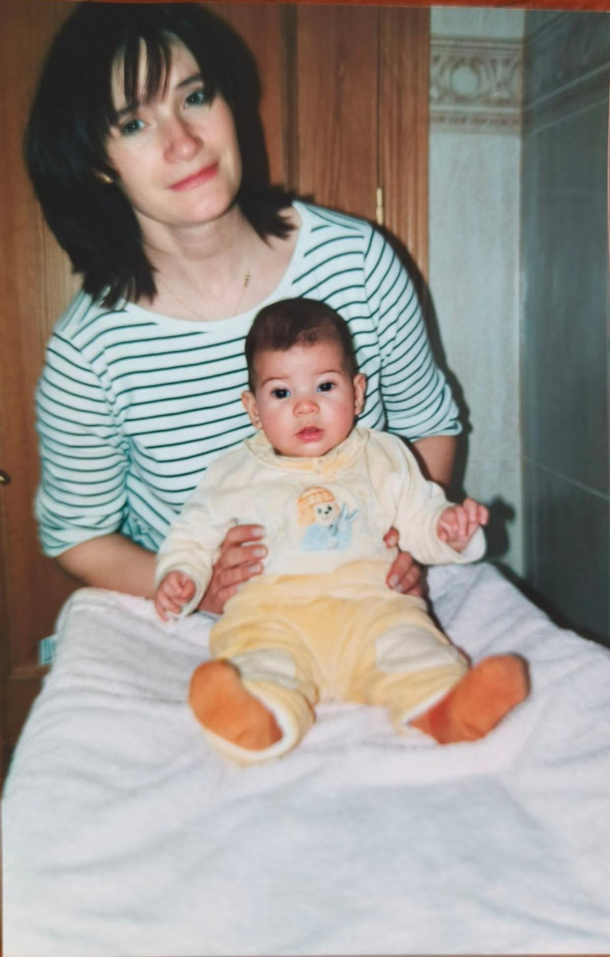 Judit Benítez i la seva mare Charo Aguilera 25 anys enrere