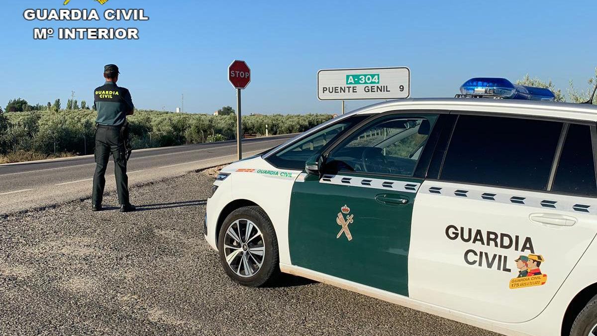 Agentes de la Guardia Civil vigilan una de las salidas de Puente Genil.