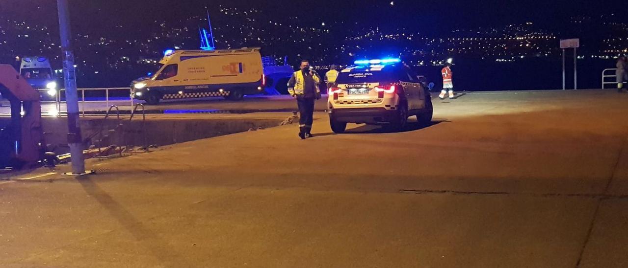 Guardia Civil y ambulancia, en el puerto de Domaio el día del accidente.