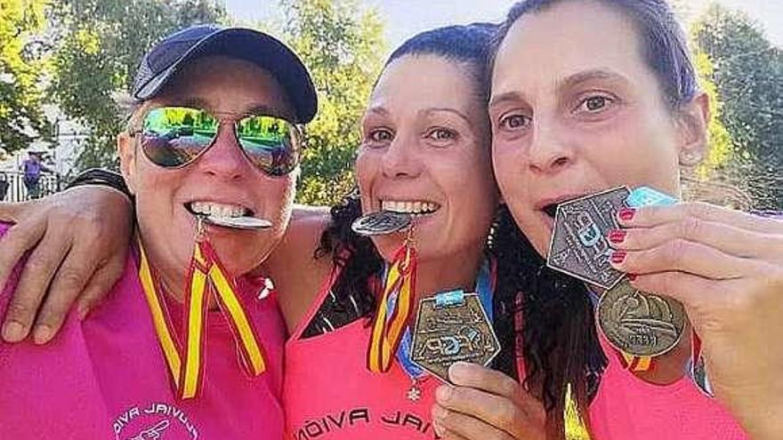 Las palistas ourensanas, con sus medallas. // FdV