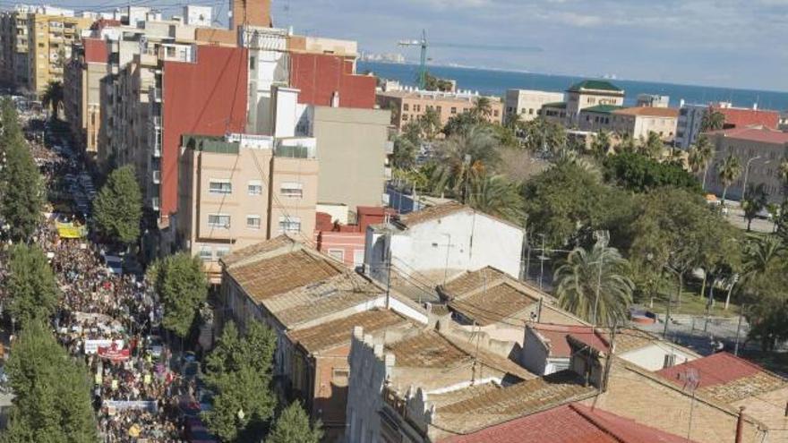 Miles de personas participaron hoy en una manifestación en respuesta a las intenciones del gobierno autonómico y municipal del Partido Popular de Valencia de prolongar la avenida de Blasco Ibáñez destruyendo el barrio del Cabanyal.