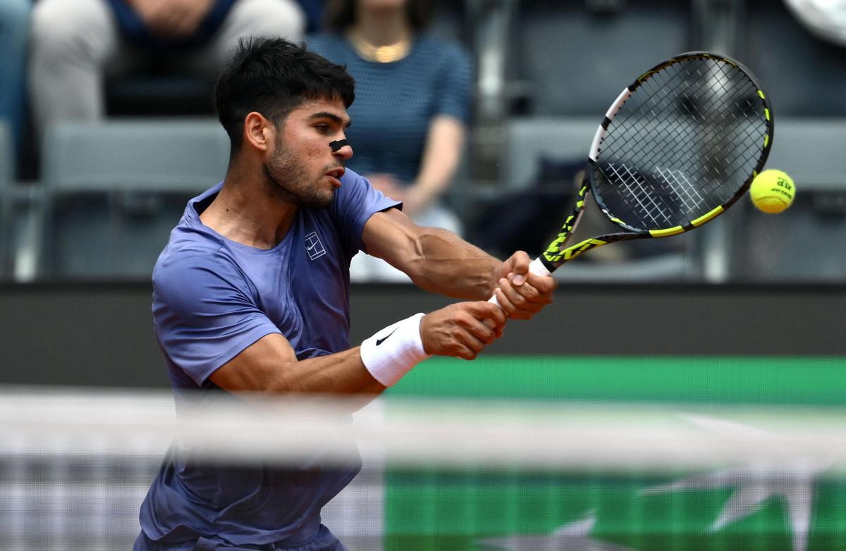 ROME (Italy), 13/05/2025.- Carlos Alcaraz of Spain in action during an Italian Open tennis tournament round of 16 match against Karen Khachanov of Russia, in Rome, Italy, 13 May 2025. (Tenis, Italia, Rusia, España, Roma) EFE/EPA/ETTORE FERRARI