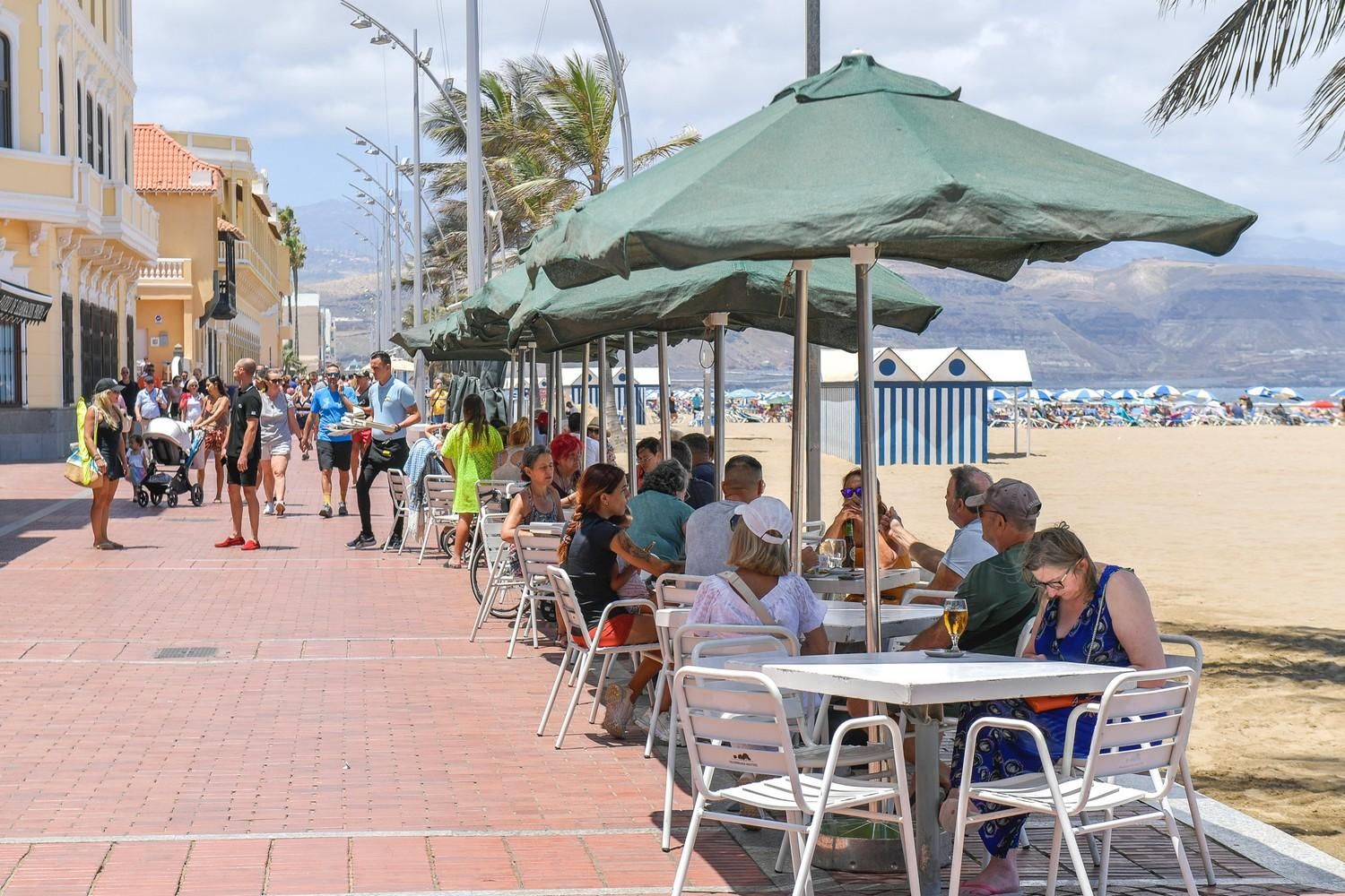 Día de playa en Las Canteras tras la noche de San Juan