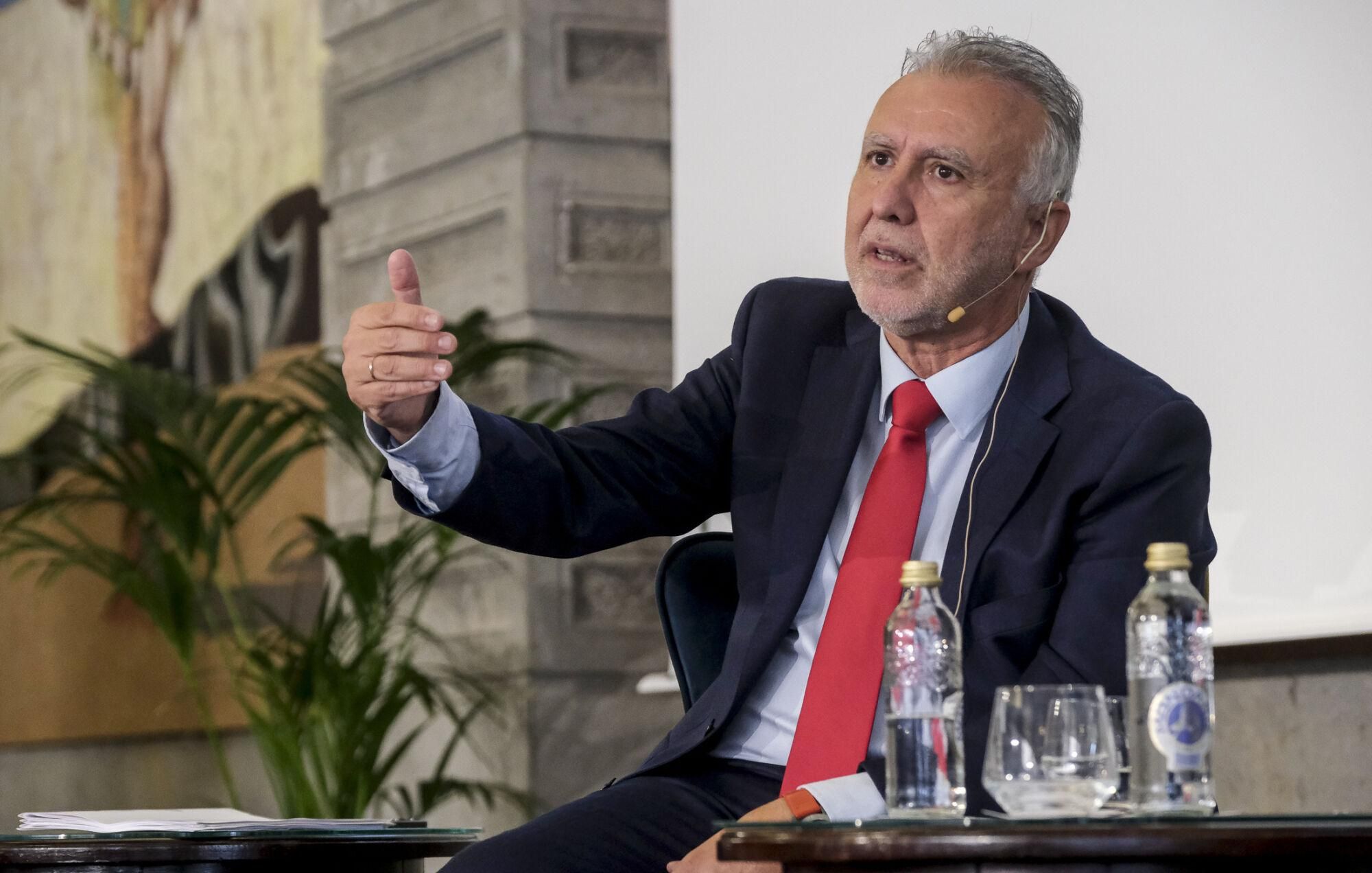 Encuentro informativo con Ángel Víctor Torres, ministro de Política Territorial y Memoria Democrática de España 