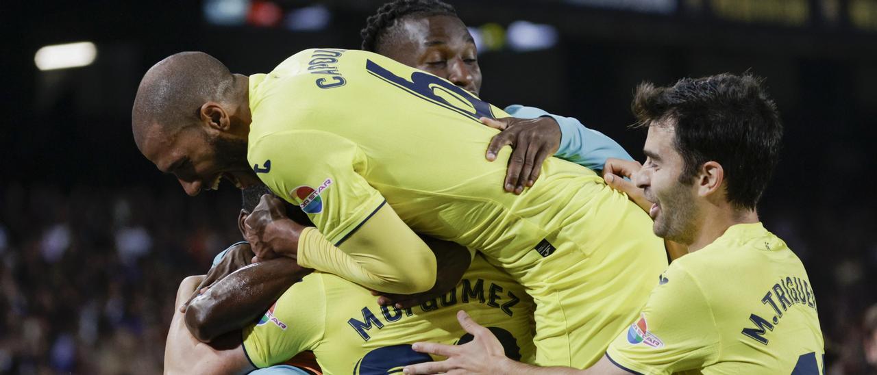 Los jugadores del Villarreal celebran uno de sus goles en el Camp Nou.