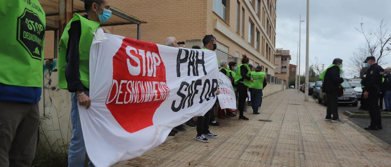 Miembros de la PAH, ayer a las puertas del edificio donde tuvo 
lugar el desahucio de Francisco, que aparece en la imagen de la 
derecha dentro del piso.   | LEVANTE-EMV