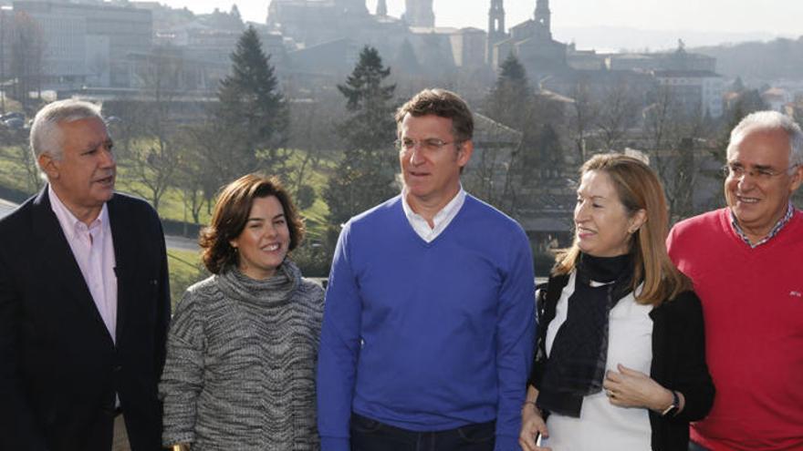 Javier Arenas, Soraya Sáenz de Santamaría, Alberto Núñez Feijóo, Ana Pastor y José Ignacio Ceniceros esta mañana. // EFE