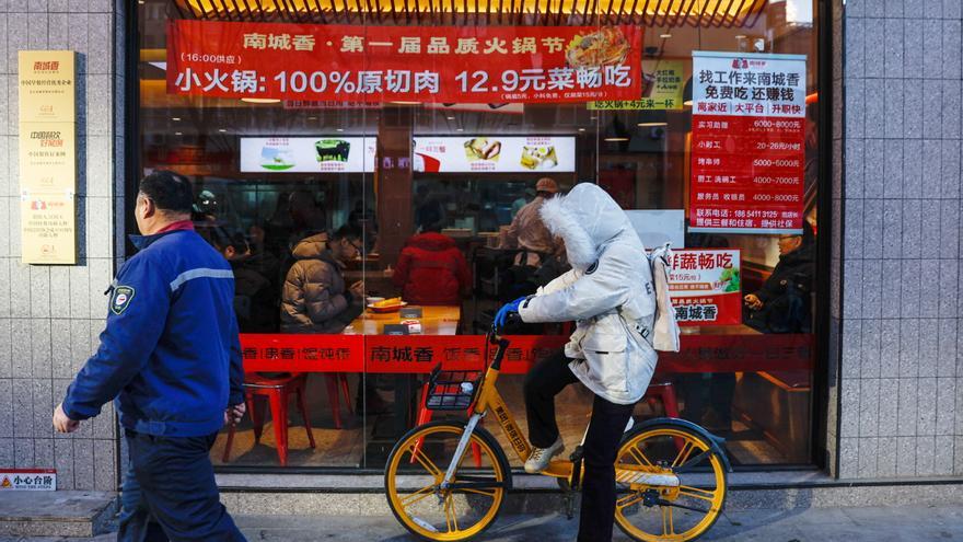 Varias personas comen en un restaurante en Beijing, China, el 8 de febrero de 2024.