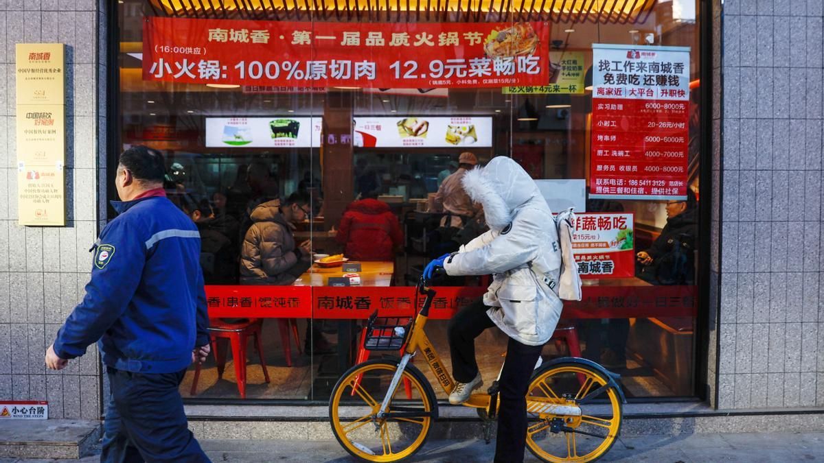 Varias personas comen en un restaurante en Beijing, China, el 8 de febrero de 2024.