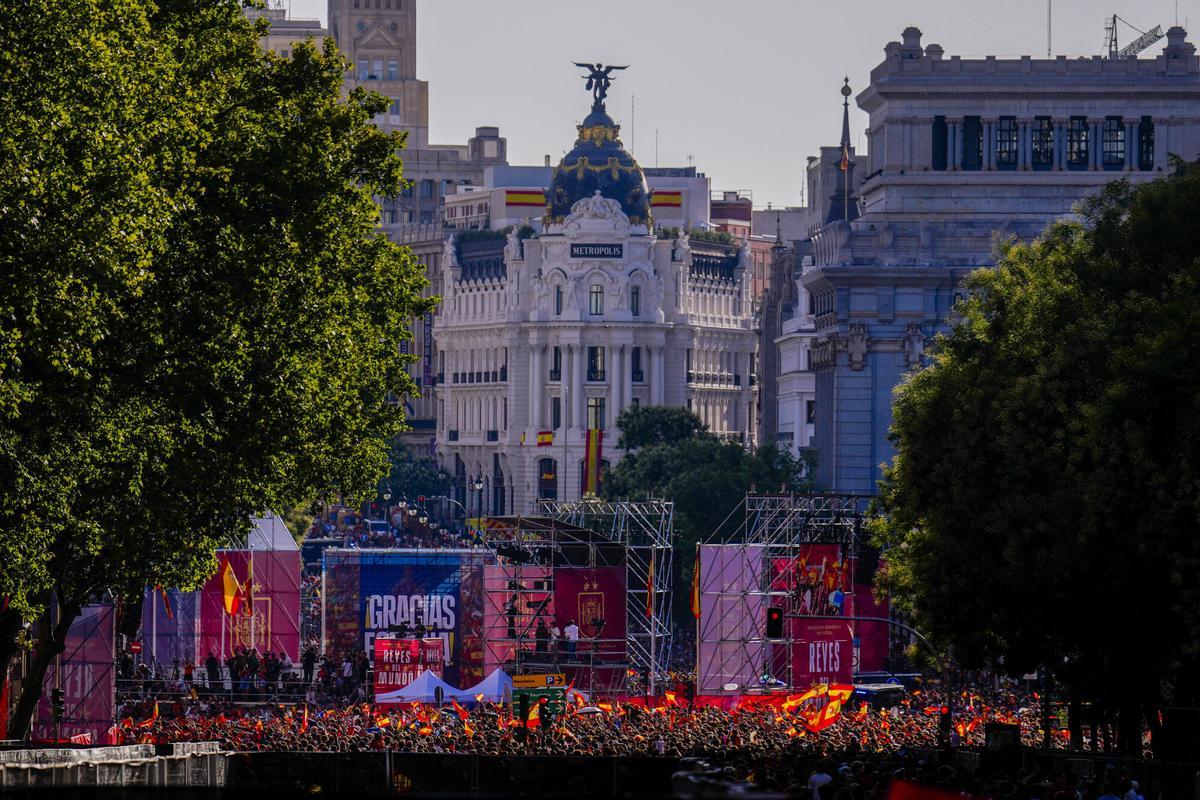 Miles de personas celebran en la calle Alcalá mientras esperan la llegada de los jugadores de la selección