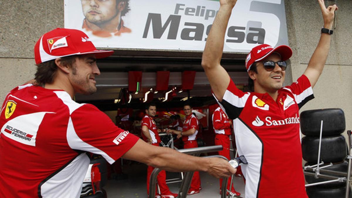 Alonso bromea con Massa en el circuito Gilles Villeneuve de Montreal.