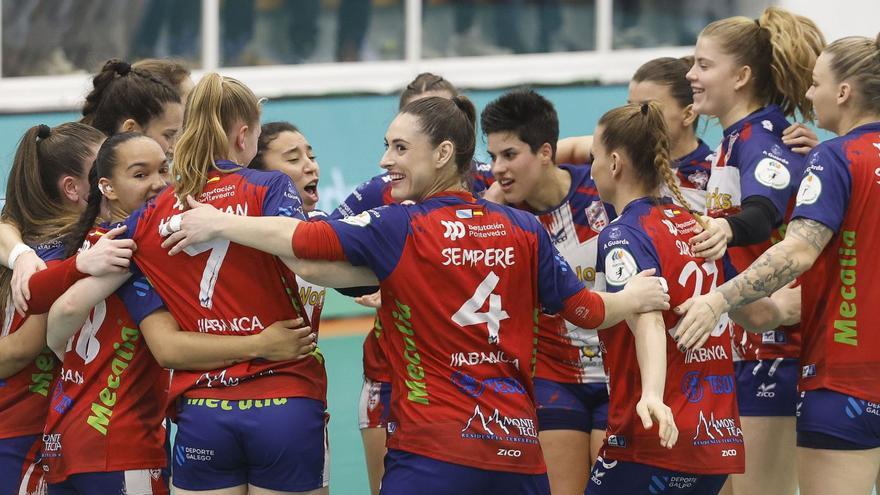 Las jugadoras del Mecalia Guardés festejan la victoria de ayer.