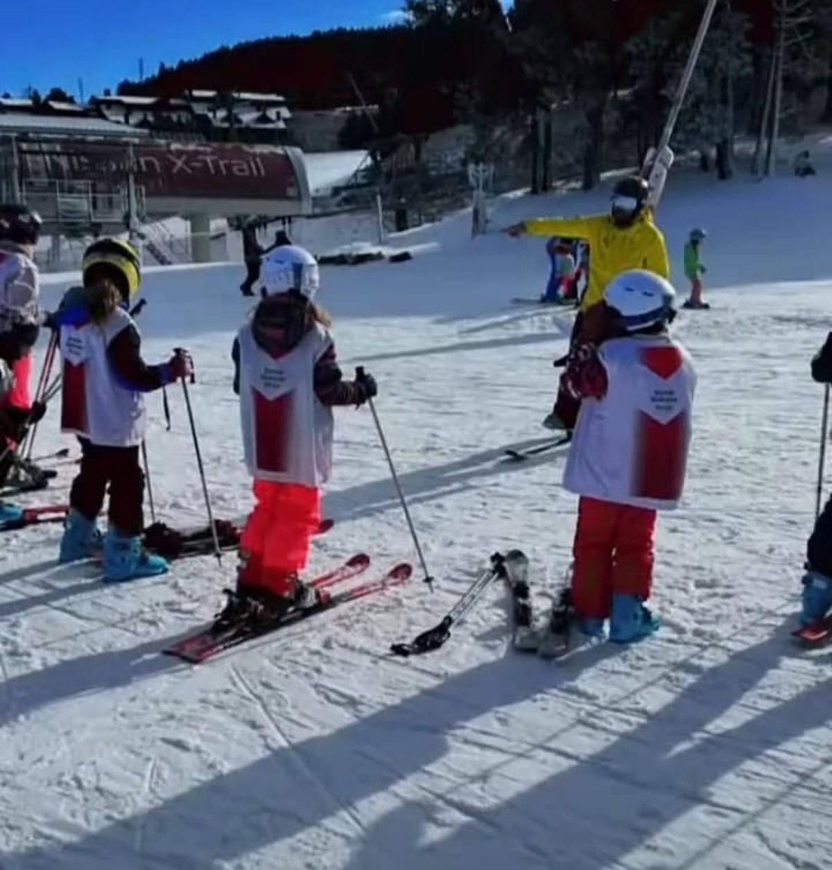 Alumnes del Pirineu en una jornada d'esquí escolar