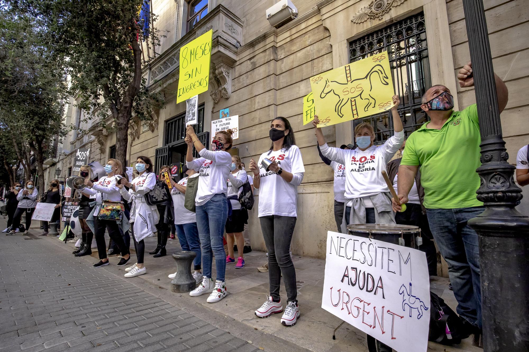 El ocio infantil y los feriantes claman por la reapertura ante el Parlament