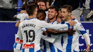 Los compañeros abrazan a Javi Puado, en el centro, después de transformar el penalti del 0-1.