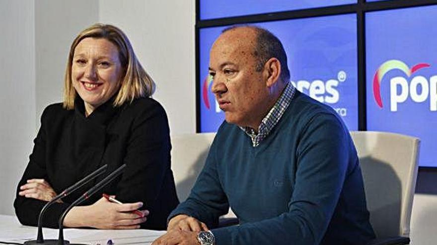 Isabel Blanco y José María Barrios, durante la comparecencia en la sede del Partido Popular.