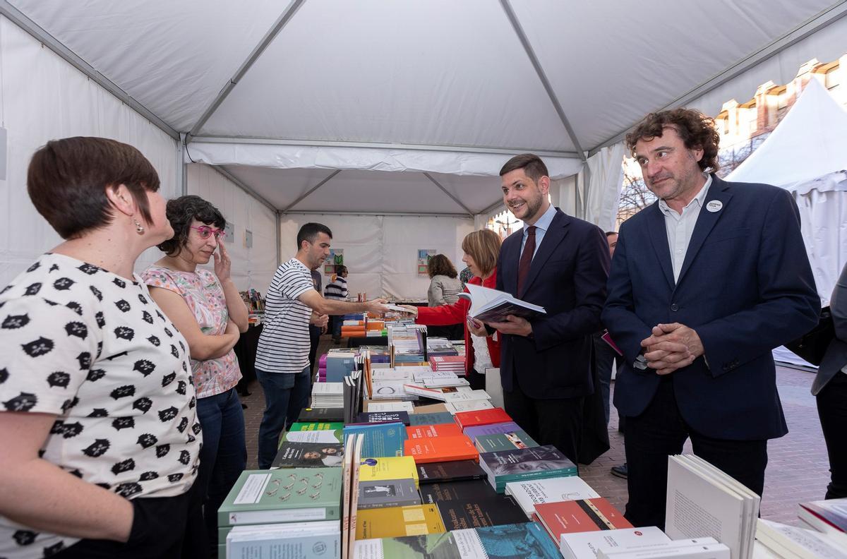 L'alcalde Prieto i Rubén Trenzano saluda als llibreters de Gandia.