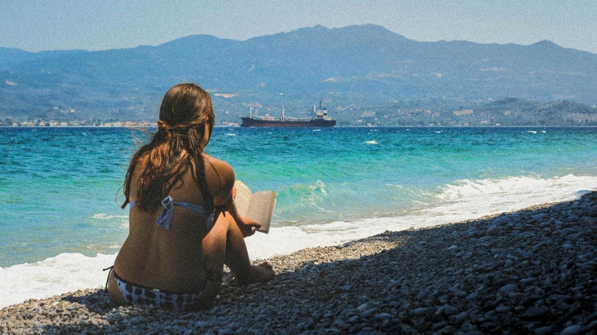 Estas son 5 recomendaciones literarias para disfrutar de un día de descanso en la playa.