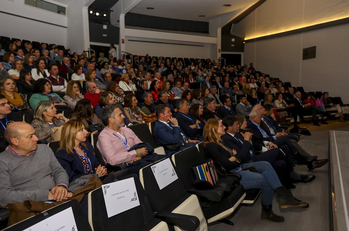 Un detalle del auditorio, con las sillas vacías que se habían reservado para la izquierda