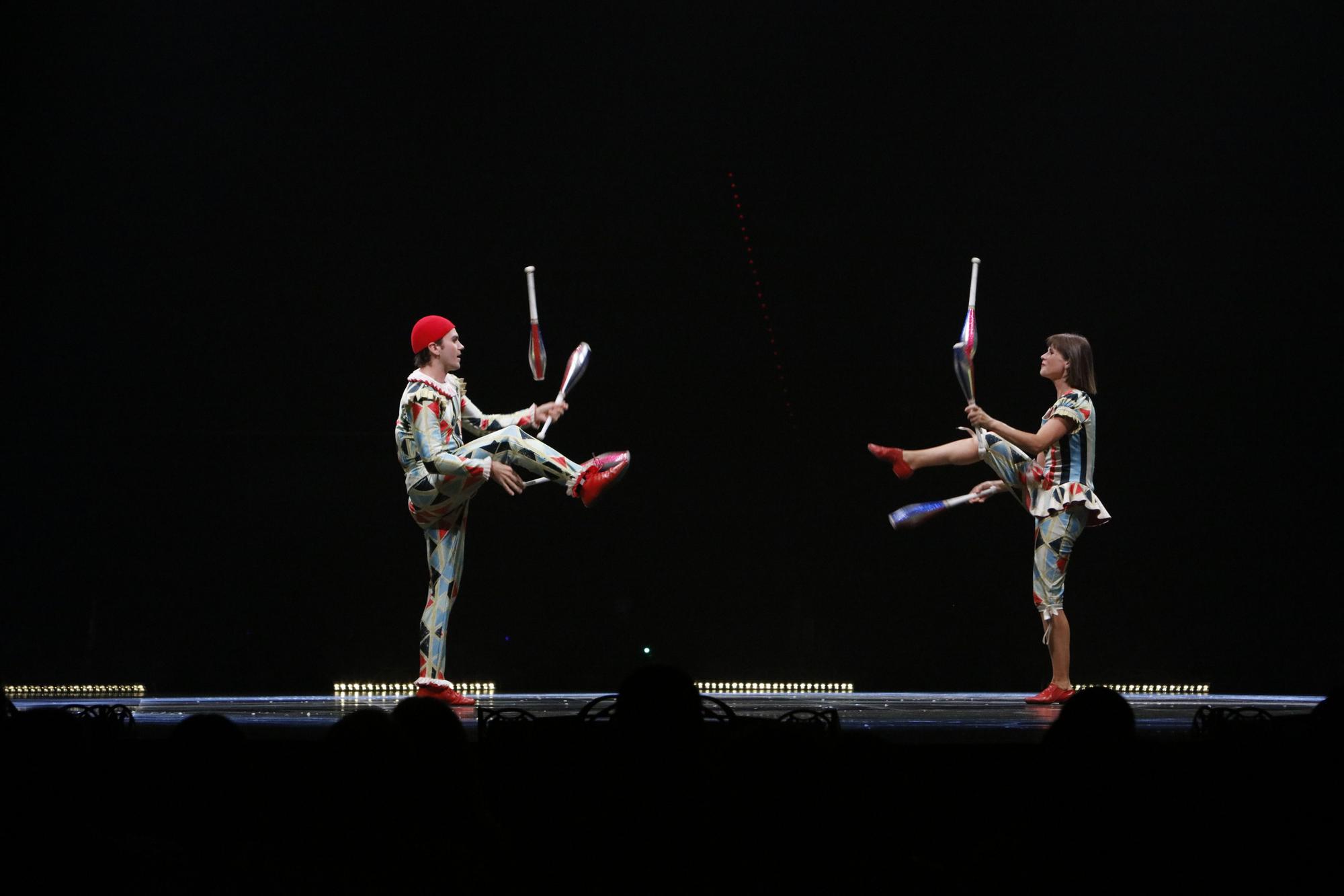 Die Aufführung der Vorstellung Corteo des Cirque du Soleil im Velodrome von Palma