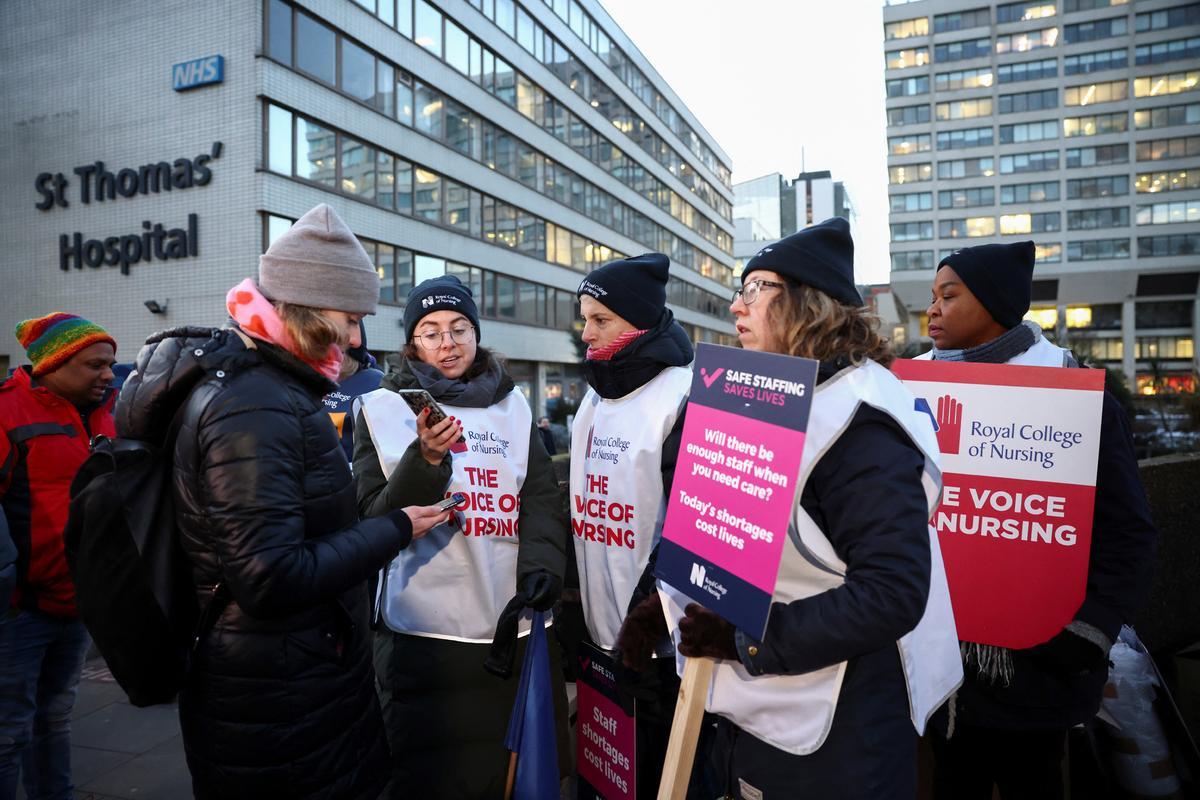 Protesta de enfermeras del sistema de salud público del Reino Unido (NHS, por sus siglas en inglés), frente al Hospital St. Thomas de Londres. Reclaman recibir un salario digno acorde con el trabajo que realizan.