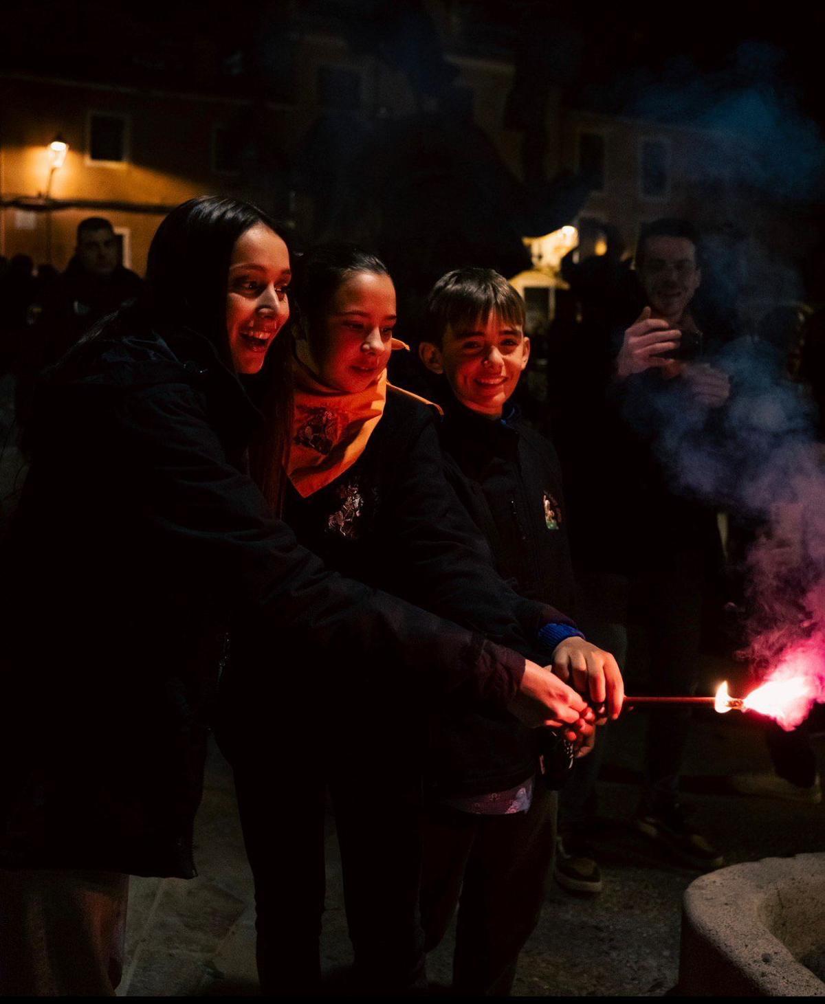 Falleras de Sant Jordi prenden fuego a la Nit del Foc en una edición pasada.