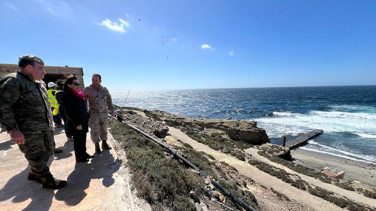 La ministra de Defensa, Margarita Robles, en su visita a marzo a la isla de Alborán, donde hay un destacamento del Ejército español.