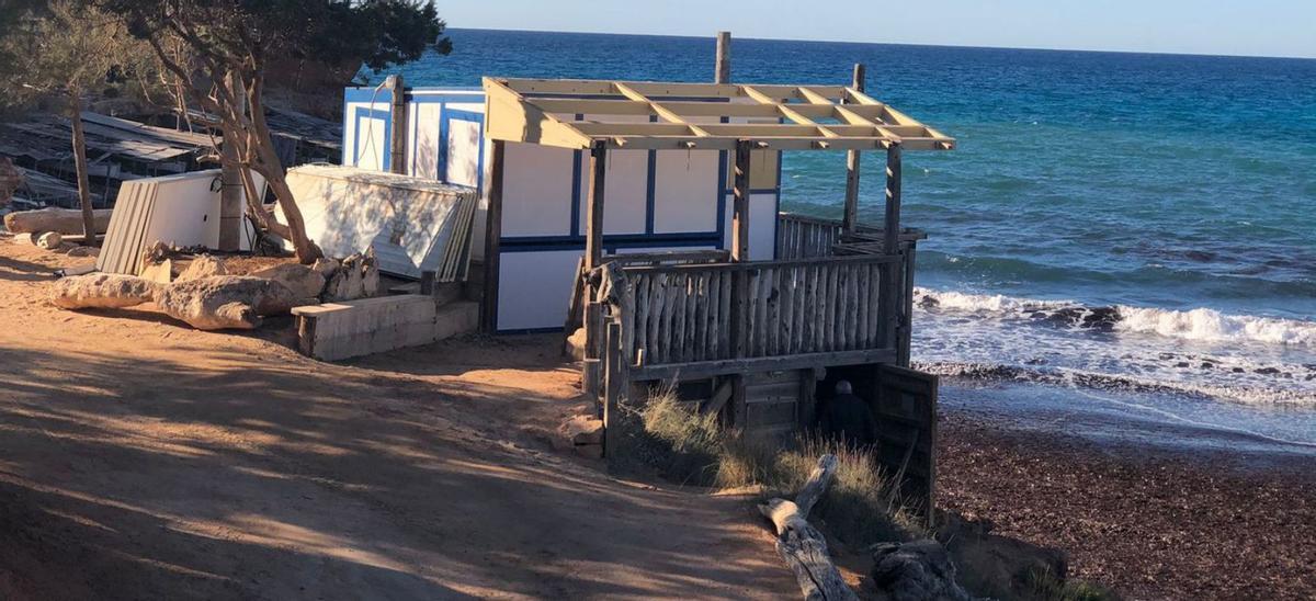 Desmontan los quioscos de playa de Formentera ante la nueva concesión