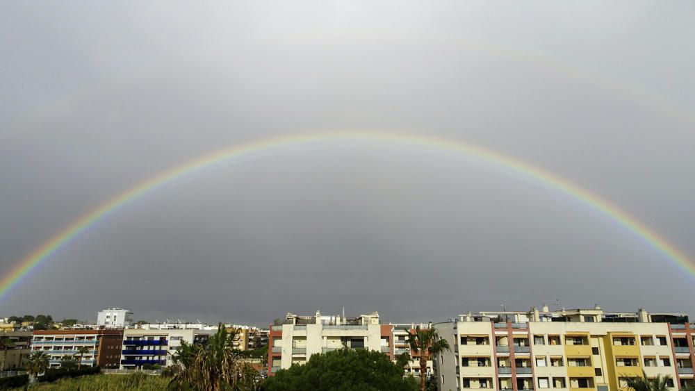 Arc de Sant Martí. Fenomen de la naturalesa que es pot observar quan fa sol i plou alhora .