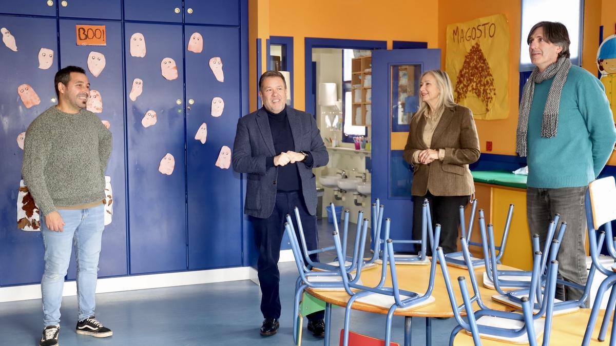 El alcalde Carlos Martínez, primero por la derecha, con Perfecto Rodríguez, tercero, en la escuela