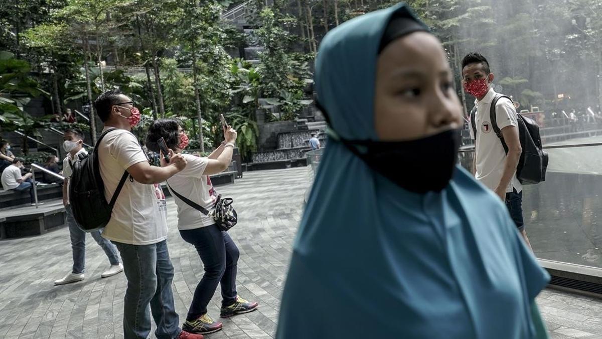 Visitante se hacen fotos en las inmediaciones del aeropuerto de Singapur, este jueves.