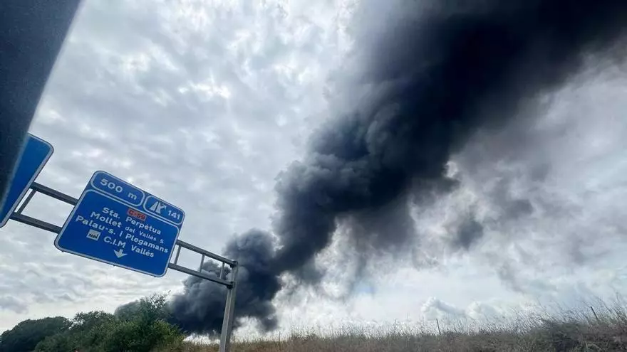 Impactantes imágenes de la humareda provocada por un incendio en la planta de Montesa Honda