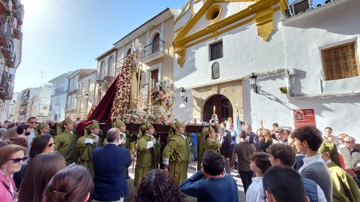 La Virgen de la Estrella de Lucena, en un momento de su recorrido.