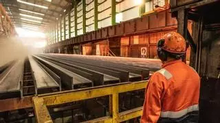 Los trabajadores de Celsa denuncian que los fondos están "expoliando" la siderúrgica con la venta de sus plantas en el extranjero