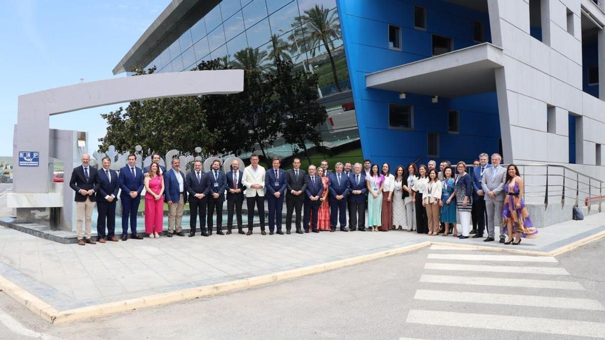 Autoridades y directivos de Infrico, en el exterior de las instalaciones en Lucena.