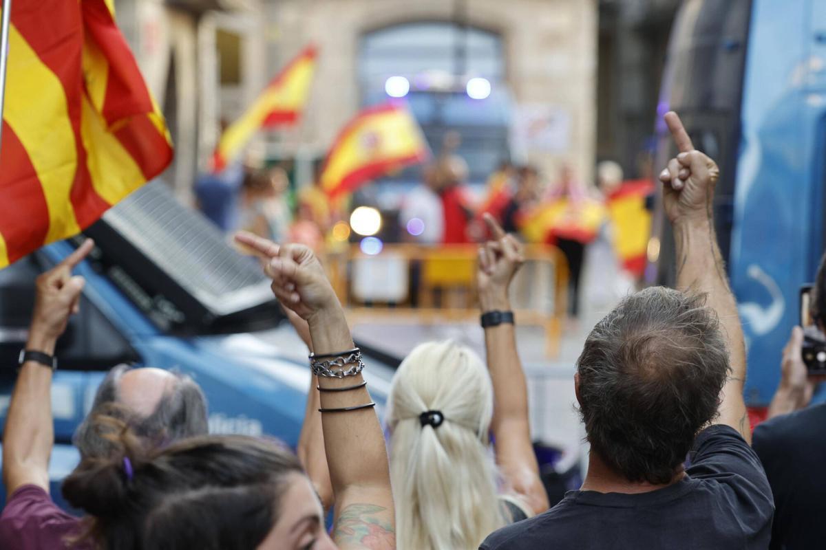 Les imatges de la manifestació i contramanifestació per l'entrada d'immigrants a Ceuta Les imatges de la manifestació i contramanifestació per l'entrada d'immigrants a Ceuta