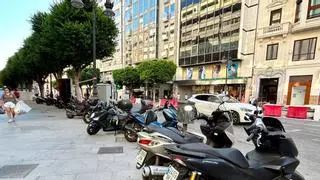 Las motos se comen las nuevas aceras de la calle Colón