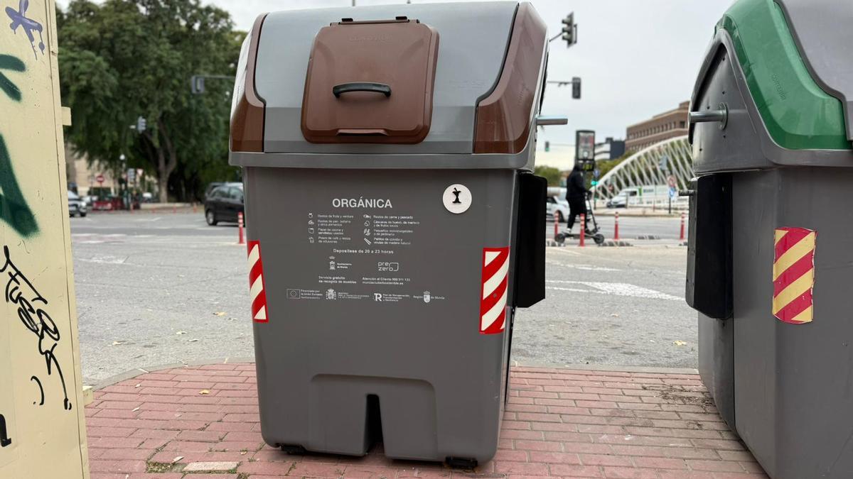Uno de los contenedores marrones desplegados en Murcia.