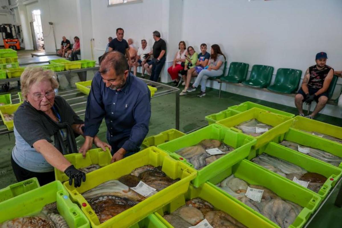 Dos compradores examinan las cajas.