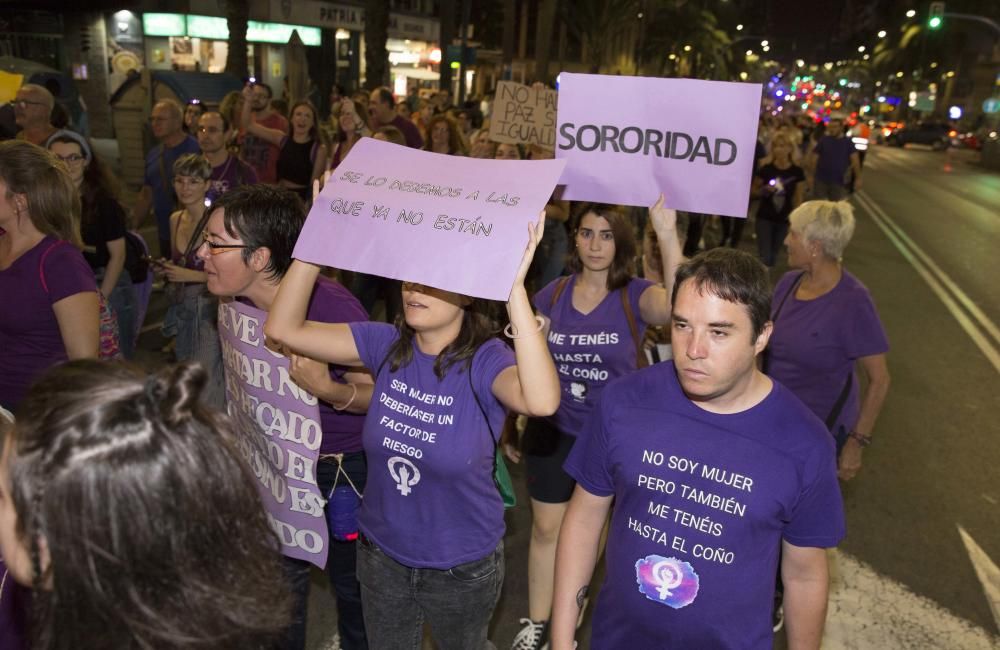 “No es no, lo demás es violación” y “La tumba del machismo, Alicante será”, son algunas de las consignas que se escuchado por las calles de la ciudad