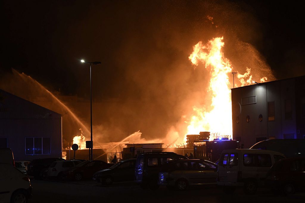 Estas son las imágenes que el aparatoso incendio de Puente Tocinos ha dejado este sábado