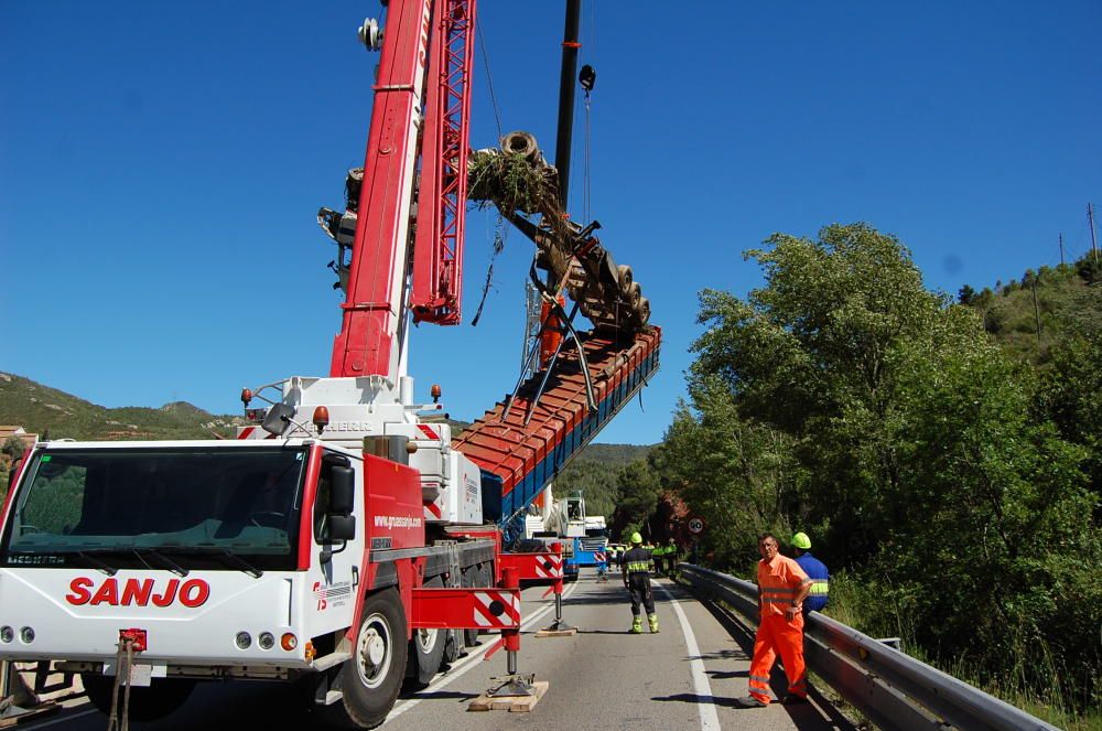 Retirada d'un camió accidentat a la C-55