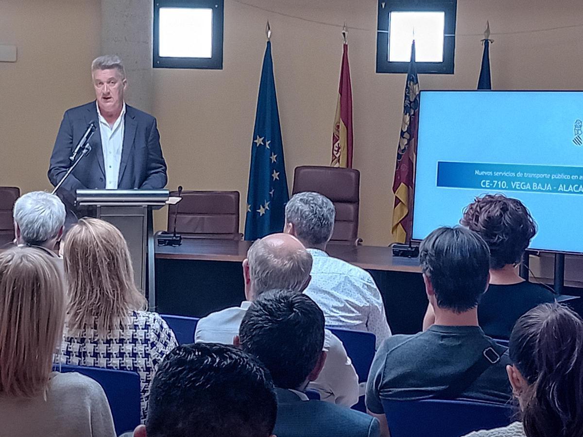 La Generalitat presenta en Los Montesinos una nueva ruta de autobuses en la Vega Baja