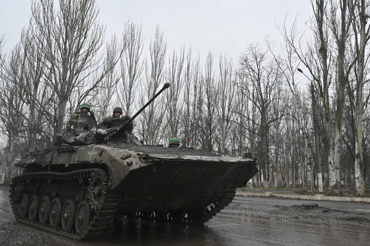 Militares ucranianos viajan en un vehículo de combate de infantería BMP en una carretera cerca de Bakhmut, región de Donetsk.