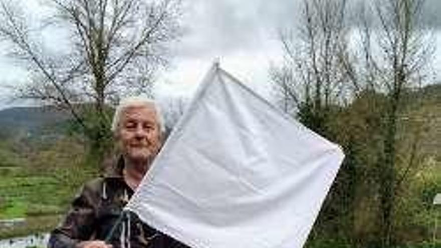 Guillermo Cadavieco, con su bandera blanca.