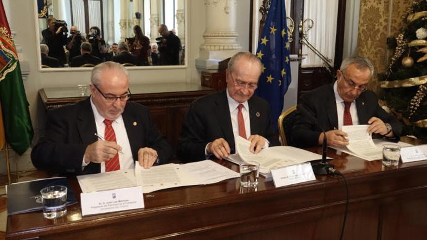 Imagen de la firma del protocolo entre el representante de la UCAM, el alcalde y el presidente del COE.